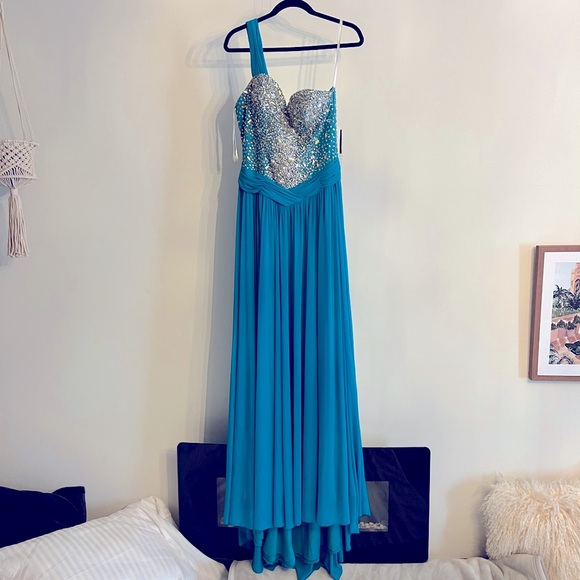 Off the Shoulder Long blue Evening Gown size 10